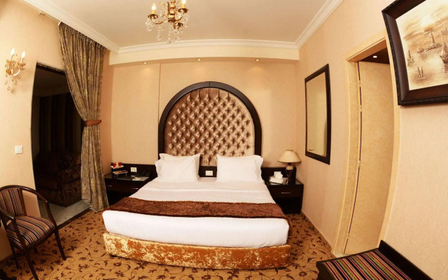 Queen's Suite Hotel