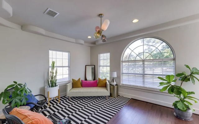 5 Mi to Dtwn Austin: Vibrant Home w/ Patio