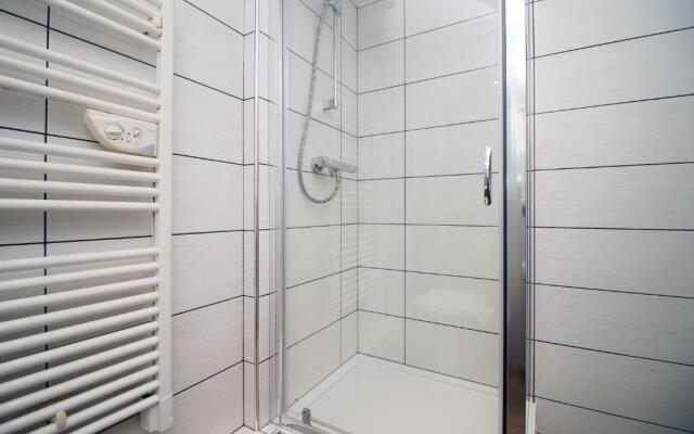 Violet's Corner Luxury Apartment by StayStaycations