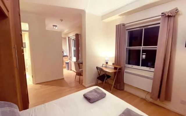 London Chelsea, Big 2 People Studio Apartment