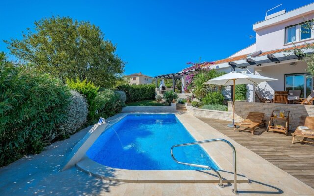 Nice Home in Liznjan With Wifi and 4 Bedrooms