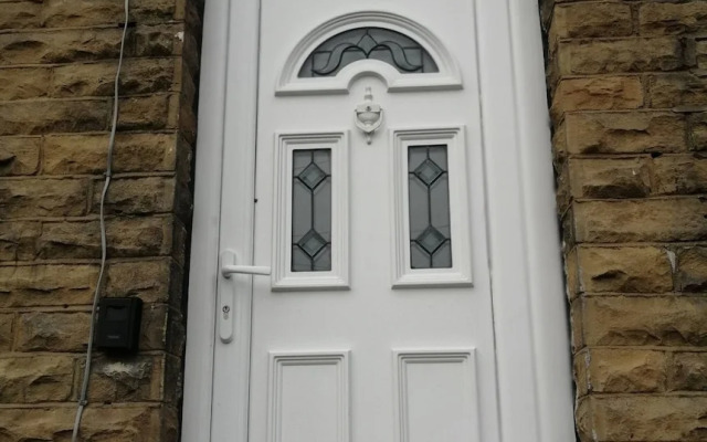 Room-charming Bradford Room to Rent With