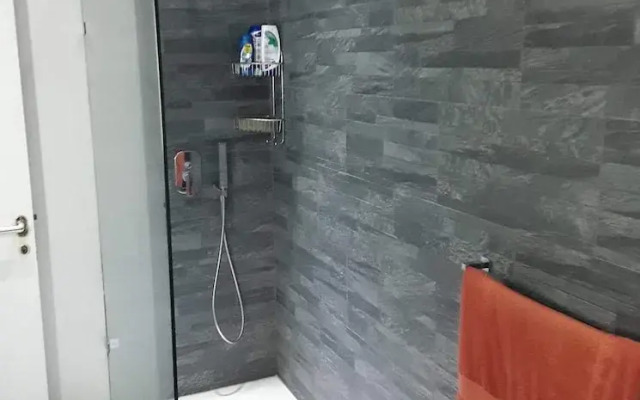 Room-very Bright Well Kept Apartment