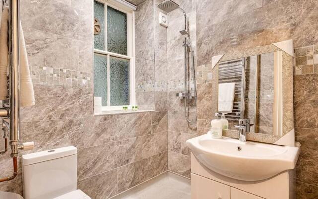 Delightful Holiday Home With sea Views and Hot Tub