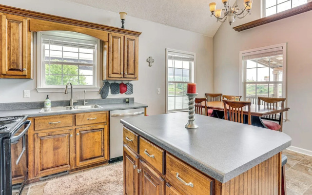 Tennessee River Retreat: Multi-level Deck & Views