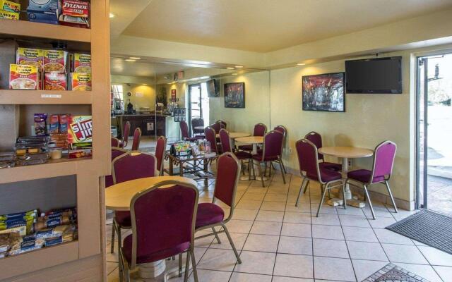 Econo Lodge Inn & Suites Maingate Central