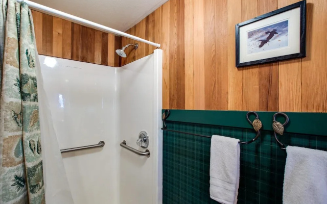 44mbr - Hot Tub- Pets Ok - Wifi - Bbq - Sleeps 8 2 Bedroom Home by RedAwning