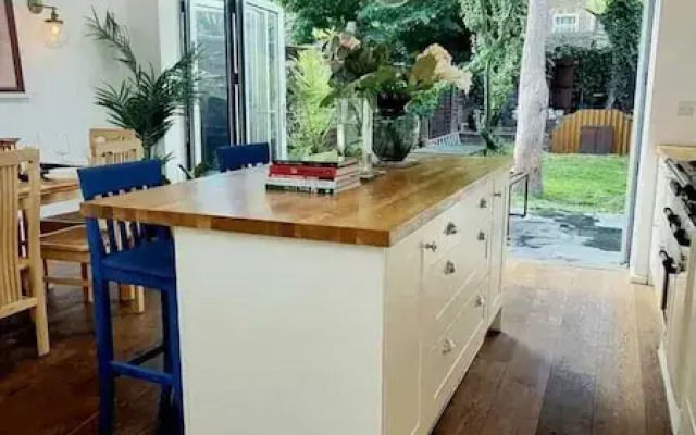 Stylish 3 Bedroom Townhouse in Brockley With Large Garden