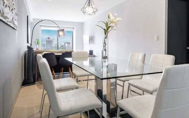 2BR Apartment With Jacuzzi - Pool - City Skyline