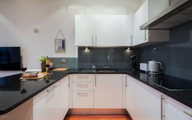 The Kensington Palace Retreat - Modern 2BDR Flat