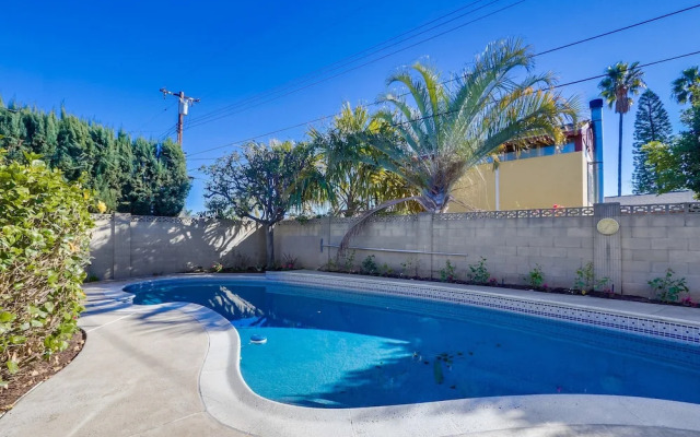 Gorgeous Upgraded 5 Bedroom & 3 Bath Home with pool