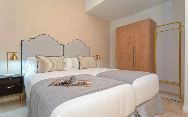 Exclusive Apartment 5BD in Seville. Carlos V