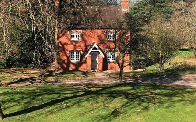 Vintage Holiday Home in Worcestershire With Jacuzzi