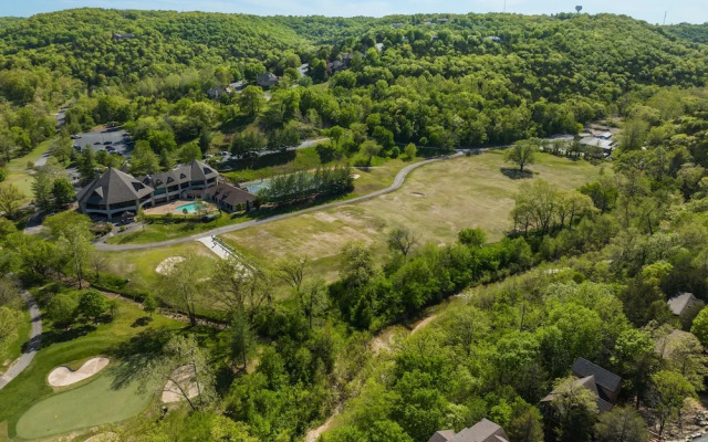 Whispering Woods Lodge - Sleeps 6 2 Bedroom Home by RedAwning