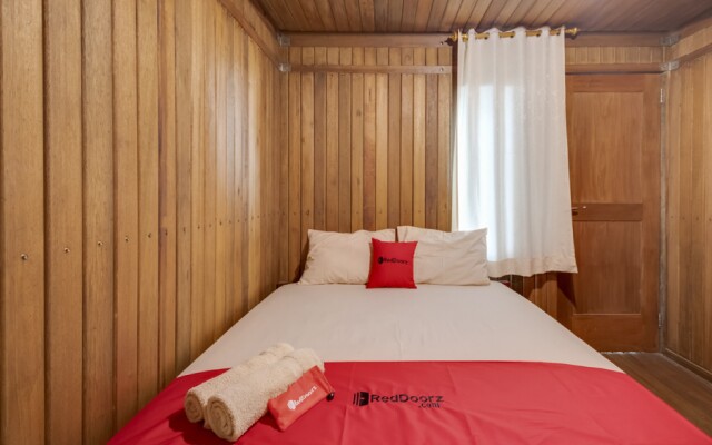 RedDoorz @ Omah Kayu Homestay