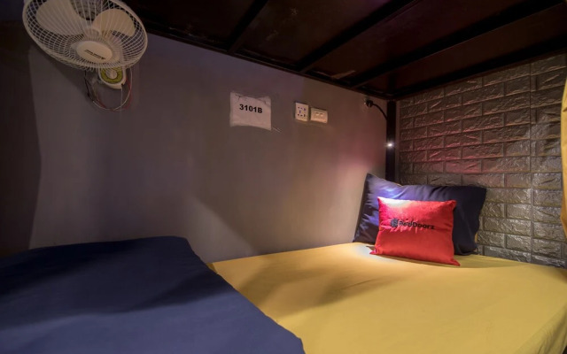 RedDoorz Hostel @ Signature Inn