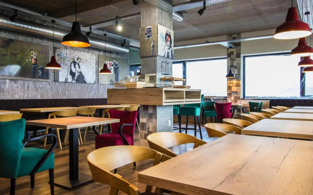 Hotel & Bistro 63
