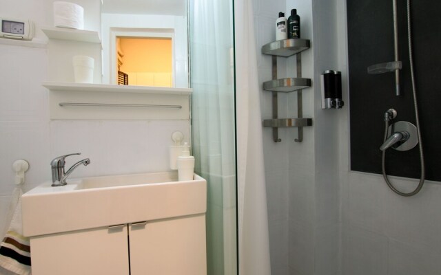Modern Central Studio 5 min to Beach