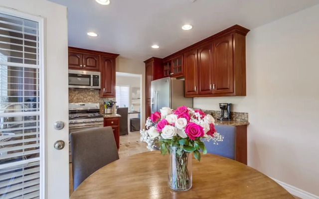 Beautiful Backyard Oasis 5 bedroom 3 Bathroom Home