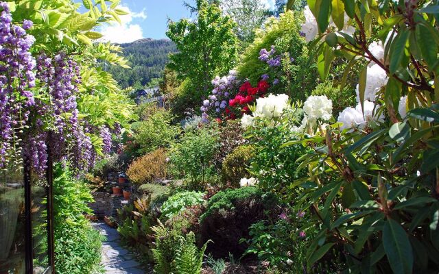 Larch Hill Bed & Breakfast / Homestay