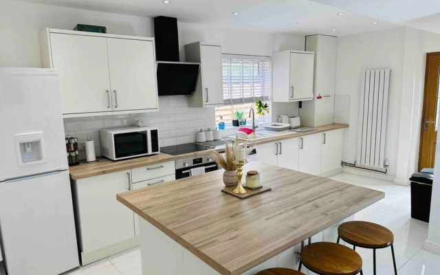 Charming 3-bed Home Minutes From City Centre