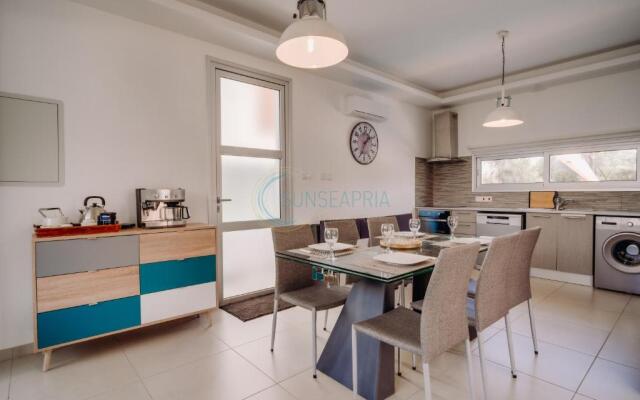 Dream 3bdr villa with private pool near the beach!