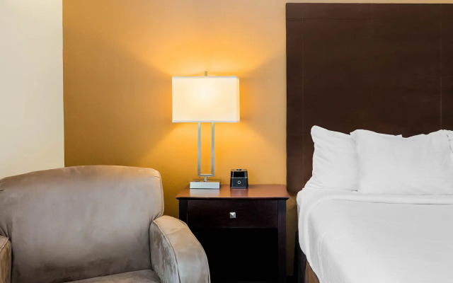 La Quinta Inn & Suites by Wyndham Marshall