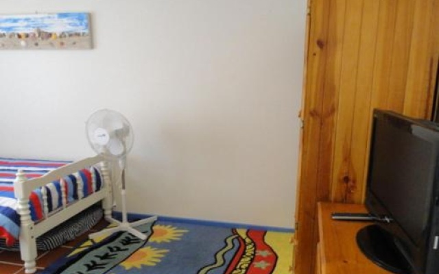 2 'Copacabana', 61 Sandy Point Road - Cute Unit With Water Views From The Balcony – Guest Rooms – Corlette