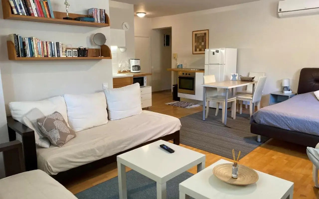 Bright, Cosy Studio close to Glyfada Beach & Center