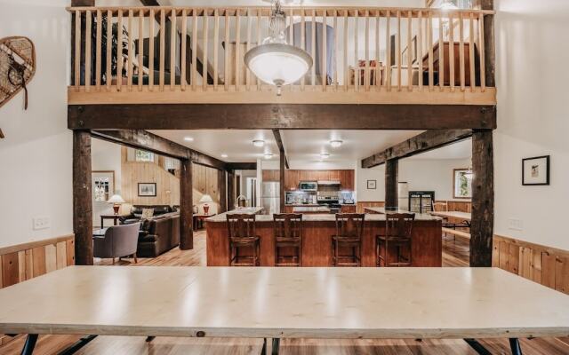 03mbh -12-bdrm - 3.5-bath - Wifi - Pets Ok - Sleeps 26 12 Bedroom Home by RedAwning