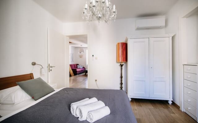 Panorama Old Town apartment by DuHomes