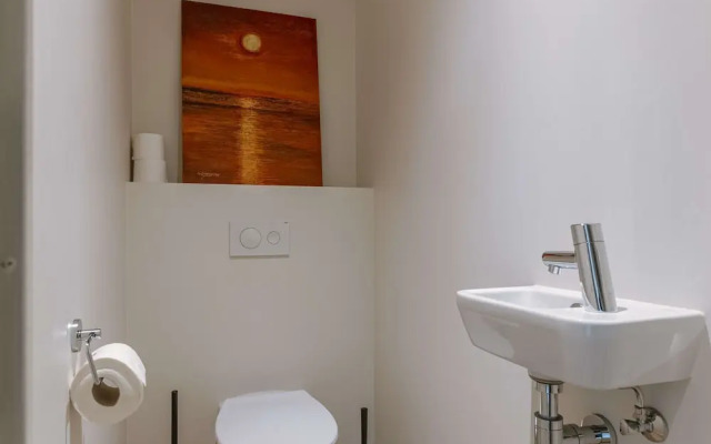 Spacious Top-flour Apartment With Private Parking