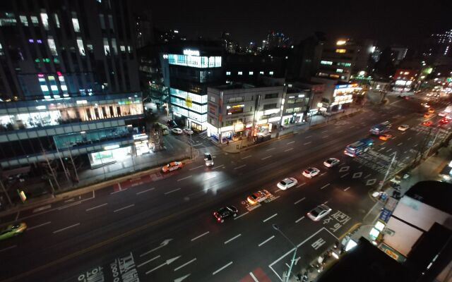 Roadhouse Shinchon - Hostel