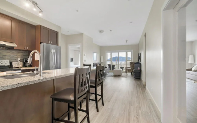 Lakefront Lux 2BR Symphony Of Comfort