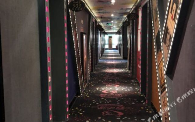 Tailongju Resort Hotel (Sanya Bay Haiyue Plaza Waimao Road Food Street)