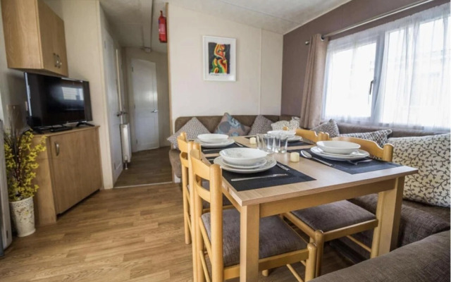 Impeccable 4-bed Caravan in Clacton-on-sea