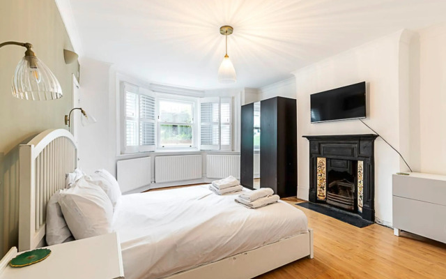 Cosy and Modern Battersea Home