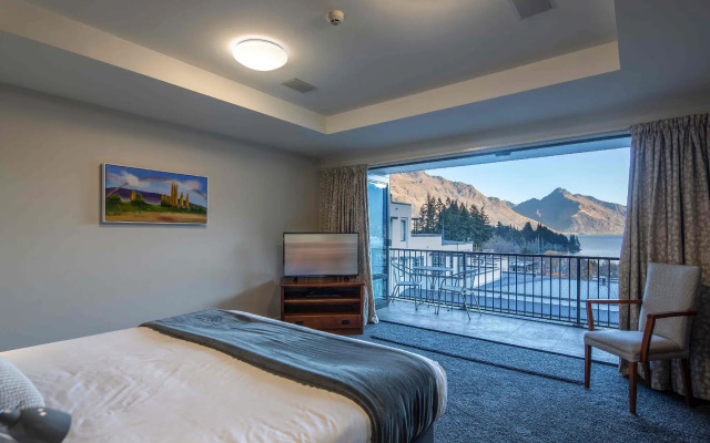 Modern Queenstown Apartment & Great Lake Views
