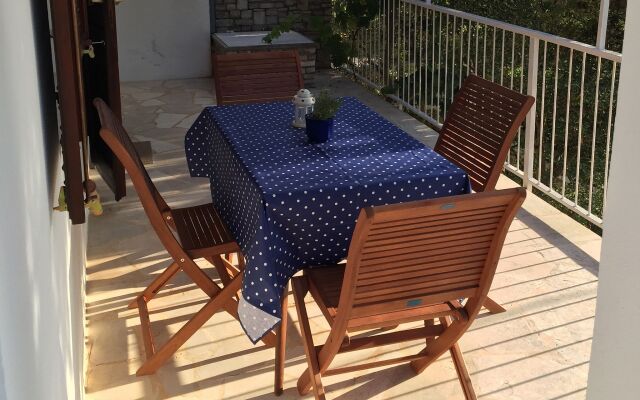 Holiday house Vanesa - 50m from the sea: Stomorska, Island Solta