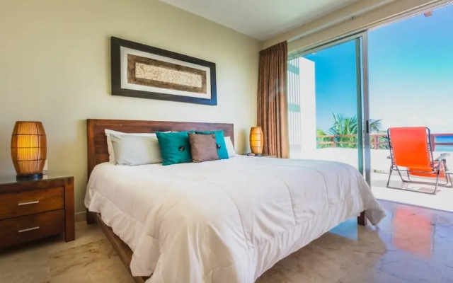 Beachfront Penthouse! Private Jacuzzi! Live the Dream!