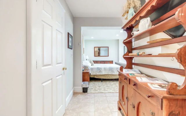 Pet-friendly Garden Studio ~ 25 Mi to Boston!