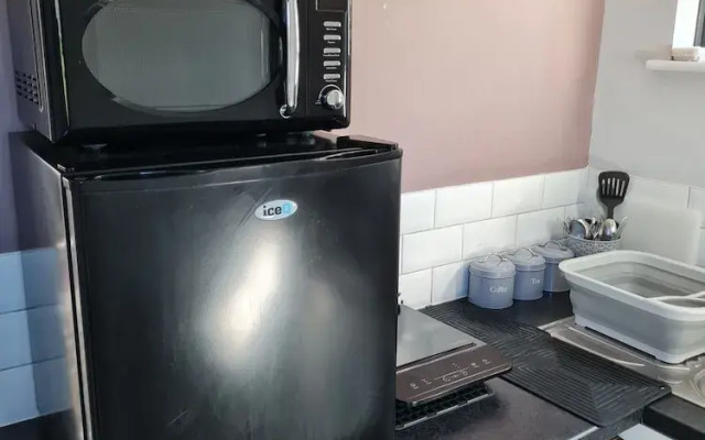 1 Bedroom Annex - 2 Mins From Train Station