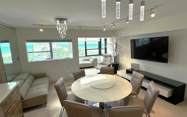 Alexander 702 3 Bedroom Apts by RedAwning