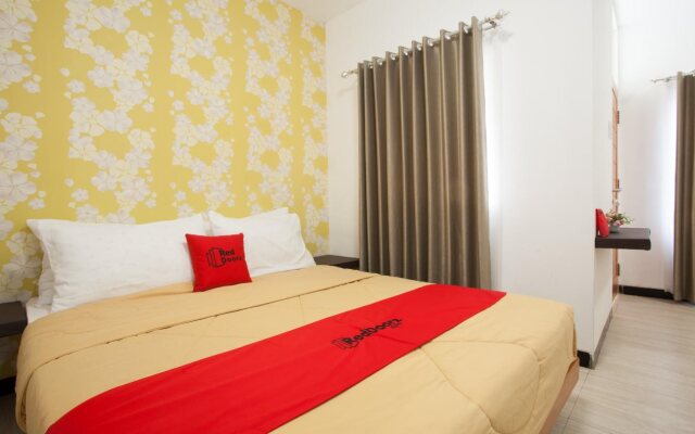 RedDoorz near Dino Park