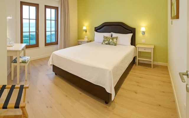 Arktos Hotel Deluxe Suite With Lake View