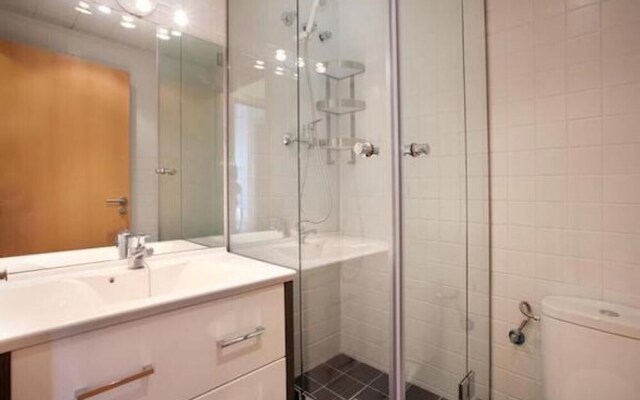 Spacious Apartment for Families Near Park Guell