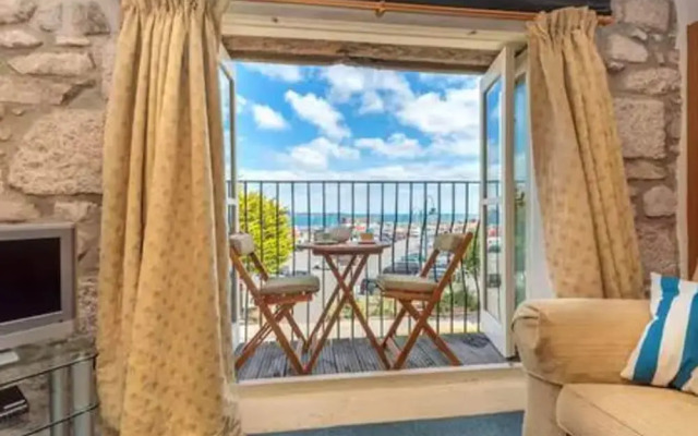 Harbourside Apartment With Seaviews and Parking