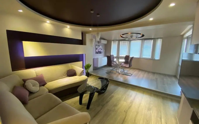 Modern 1BR Apartment with Hill View & Free Street parking
