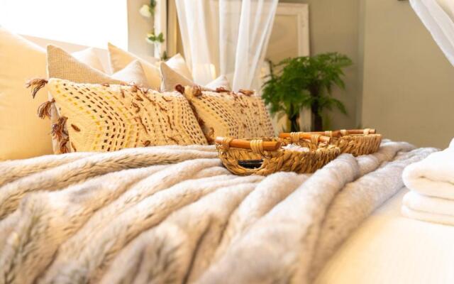 Luxury City Centre Getaway - Prime Location Sleeps 7!