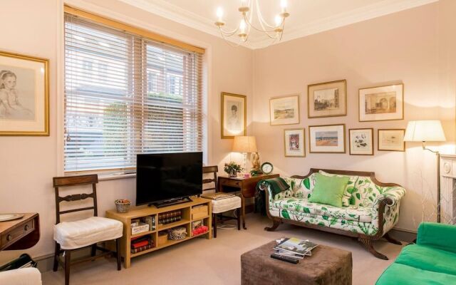 Traditional British 1 Bed Beside Battersea Park